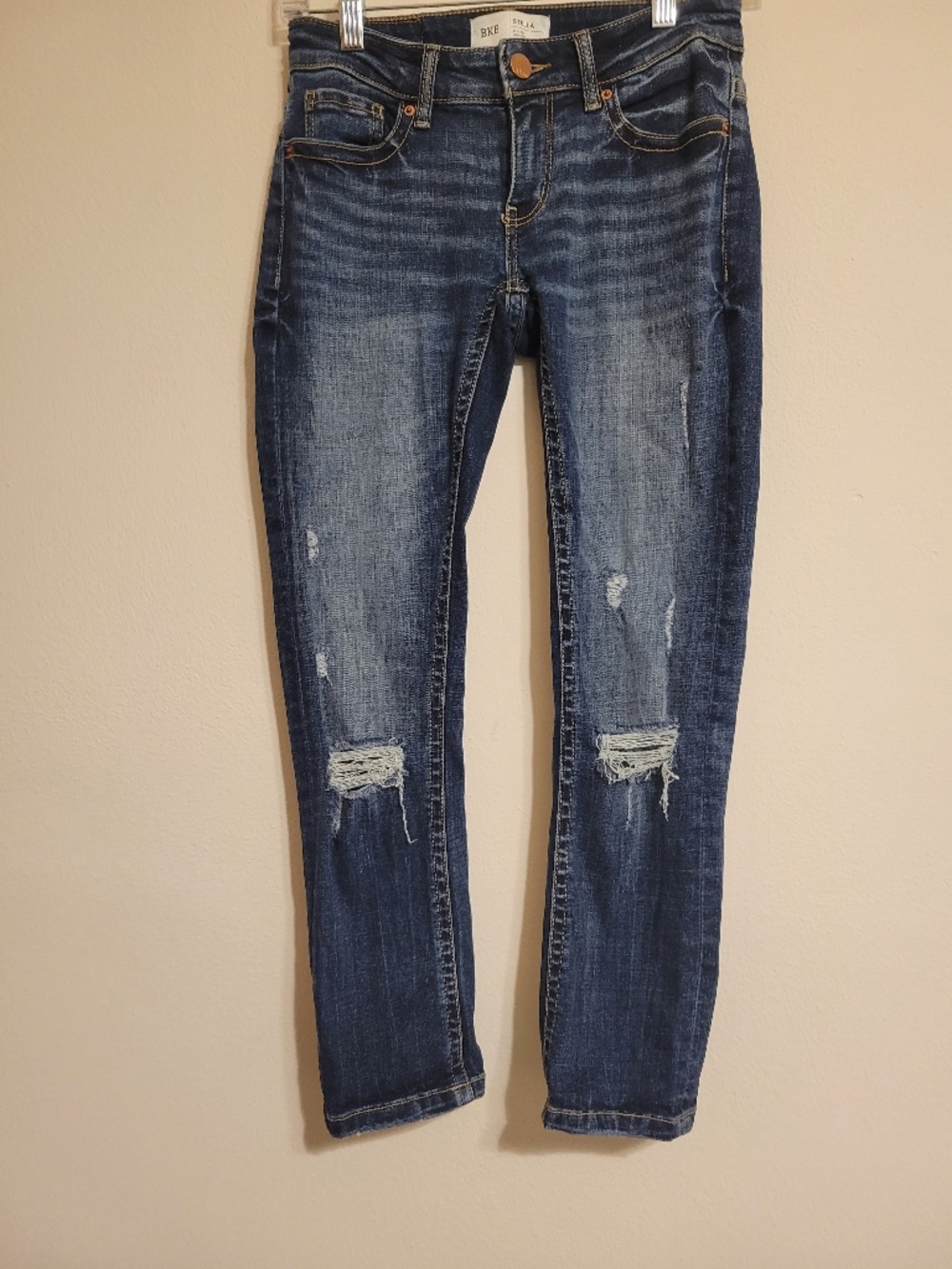 BKE Stella Jeans Low Rise Slim Fit with Distressing Detail Size 24